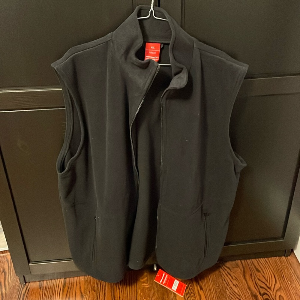 NWT men’s fleece black vest size xxl. Front zipper and two pockets. Anti piling.